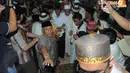 Pria yang masih menjabat sebagai Gubernur DKI Jakarta itu tampak dikawal untuk keluar dari para jamaah yang masih ingin menyalami Jokowi {Liputan6.com/Herman Zakharia)