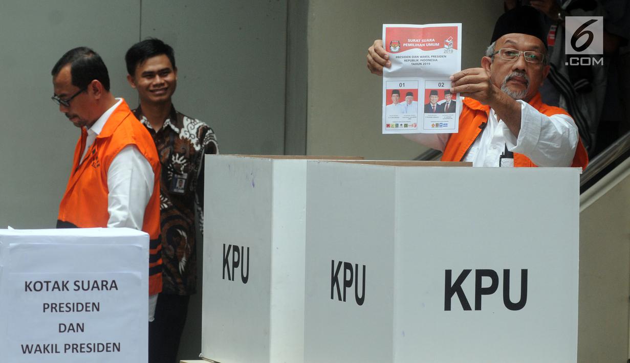 Tahanan KPK dalam kasus penerima suap dari mantan Gubernur Sumut Gatot Pujo Nugroho, Enda Mora Lubis menunjukan surat suara sebelum mencoblosnya di TPS 012 Guntur, Jakarta Selatan, Rabu (17/4). Sebanyak 63 tahanan KPK hari ini ikut menyalurkan hak pilihnya. (merdeka.com/Dwi Narwoko)