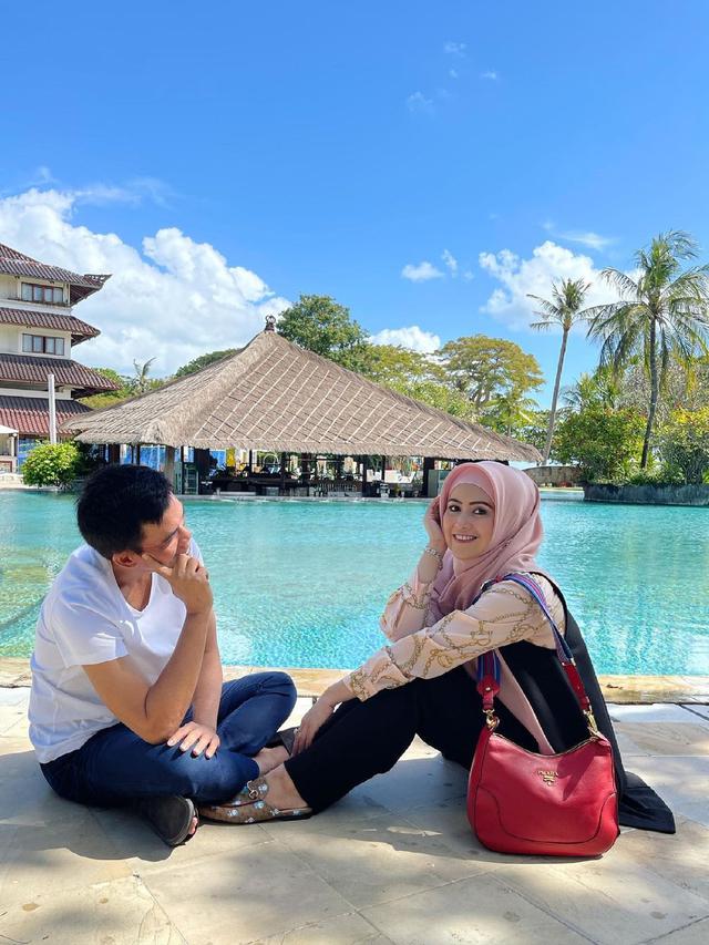 7 Potret Liburan Meggy Wulandari dari Suami di Bali, Tampil Mesra