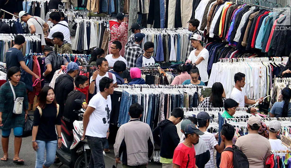 Sejumlah calon pembeli memilih pakaian bekas di kawasan Pasar Senen, Jakarta, Sabtu (24/6). Menjelang lebaran ribuan pakaian bekas membanjiri di kawasan pasar Senen, harga baju yang dijual bervariasi mulai Rp 35000- RP 5000. (Liputan6.com/Angga Yuniar)