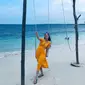 Sonia Fergina Citra liburan di Pantai Tanjung Kelayang, Belitung (dok. Instagram @soniafergina/https://www.instagram.com/p/BrztymGg8_j/Putu Elmira)