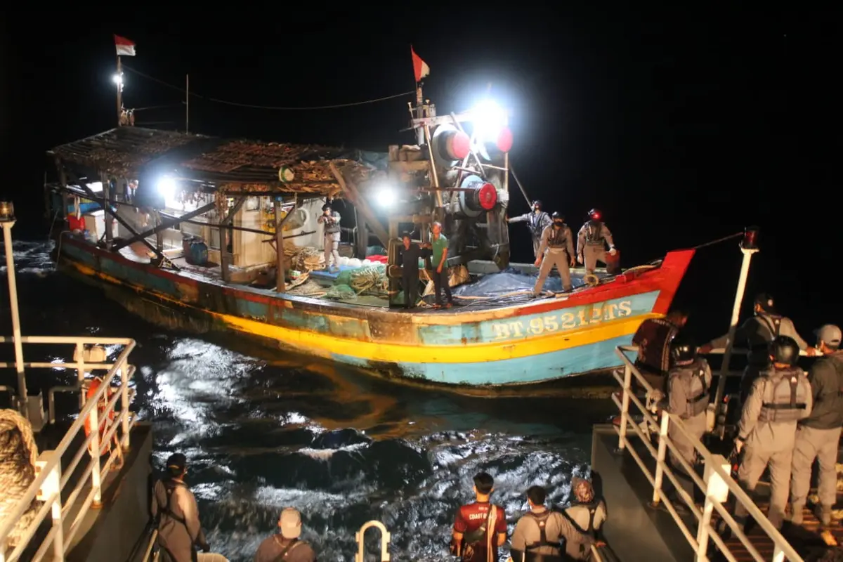 Bakamla menangkap kapal Vietnam berbendera Indonesia di perairan Natuna Utara. (Foto: Liputan6.com/Bakamla/Ajang Nurdin)