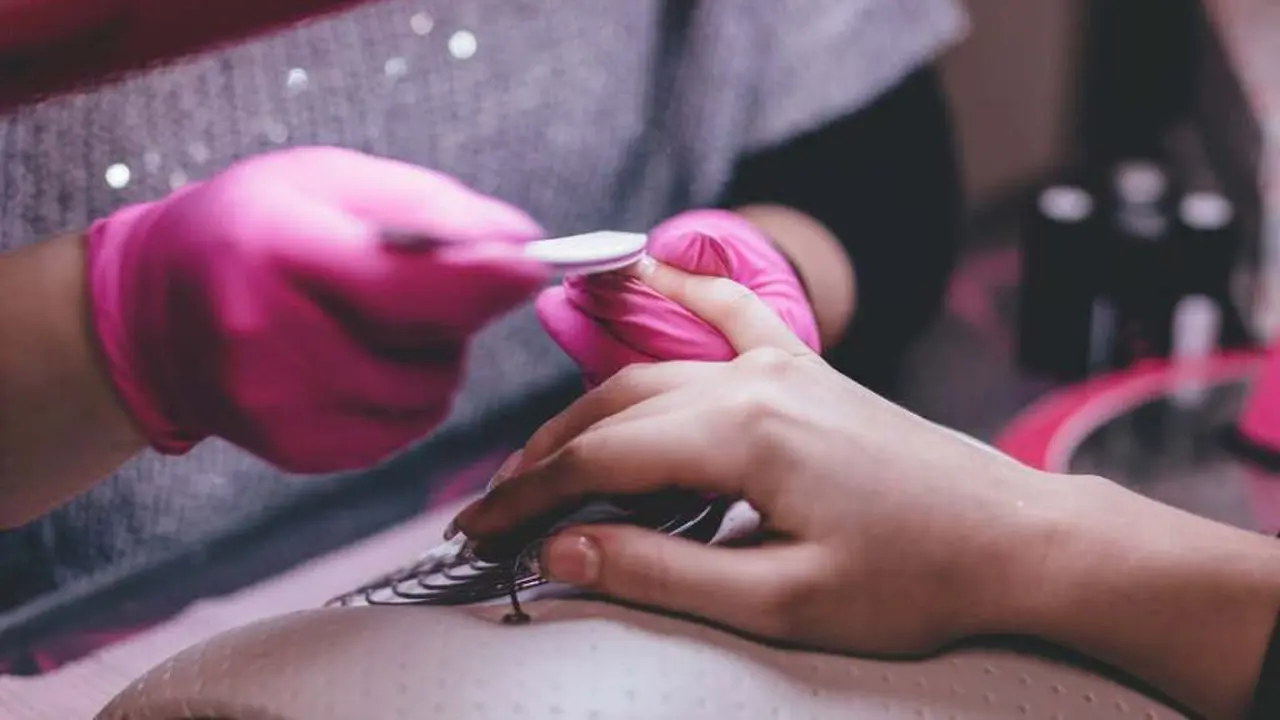 Kesalahan Saat Melakukan Manikur di Salon