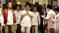Ketum Gerindra Prabowo Subianto memberi salam sebelum Rakernas Bidang Hukum dan Advokasi di Hotel Sultan, Jakarta, Kamis (5/4). Pertemuan tertutup itu rencananya membahas strategi pencalonan Prabowo pada Pilpres 2019. (Liputan6.com/Johan Tallo)
