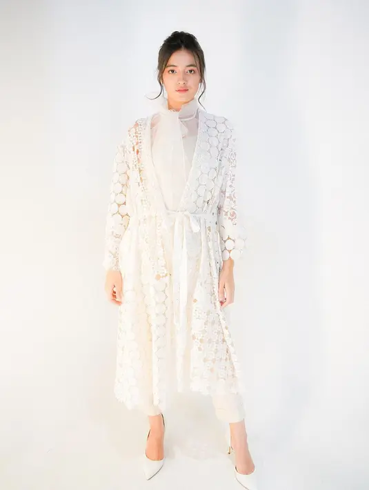 Tampil layer dengan outerwear dengan material menerawang memberi tampilan subtle sexy (Foto: @mawar_eva)