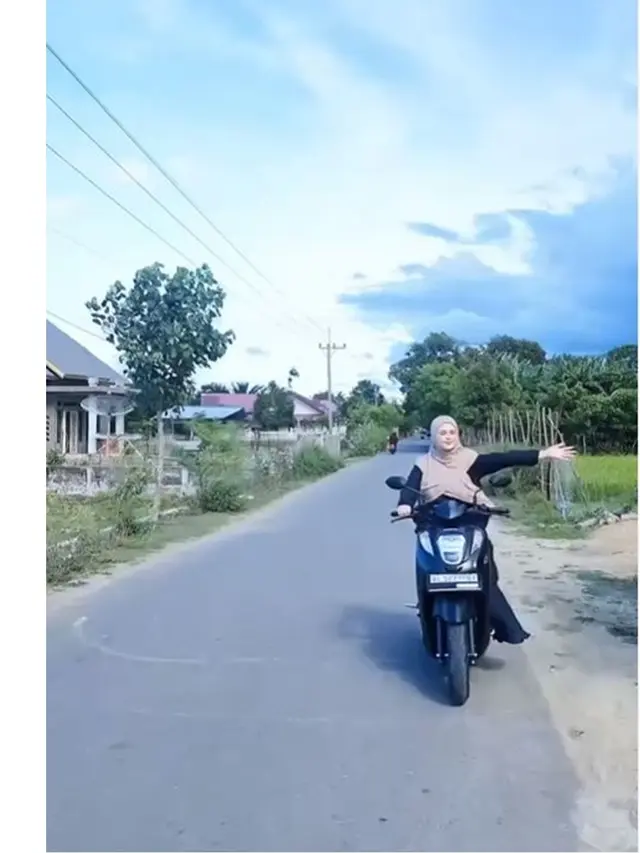 Merasa Sangat Rindu, Ini 6 Potret Cut Meyriska Ziarah ke Makam Ayah di Aceh