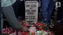 Dunia selebritis berduka. Aktor dan mantan atlet, Donny Kesuma meninggal dunia di Rumah Samit Primaya, Bekasi Barat, pada Selasa, 19 Maret 2024 pukul 19.19 WIB. Donny meninggal dunia setelah menjalani perawatan karena lemah jantung yang dideritanya. Tampak dalam foto, Kerabat dan saudara mentabur bunga di makam Donny Kesuma di TPU Tanah Kusir, Jakarta, Rabu (20/3/2024). (Liputan6.com/Herman Zakharia)