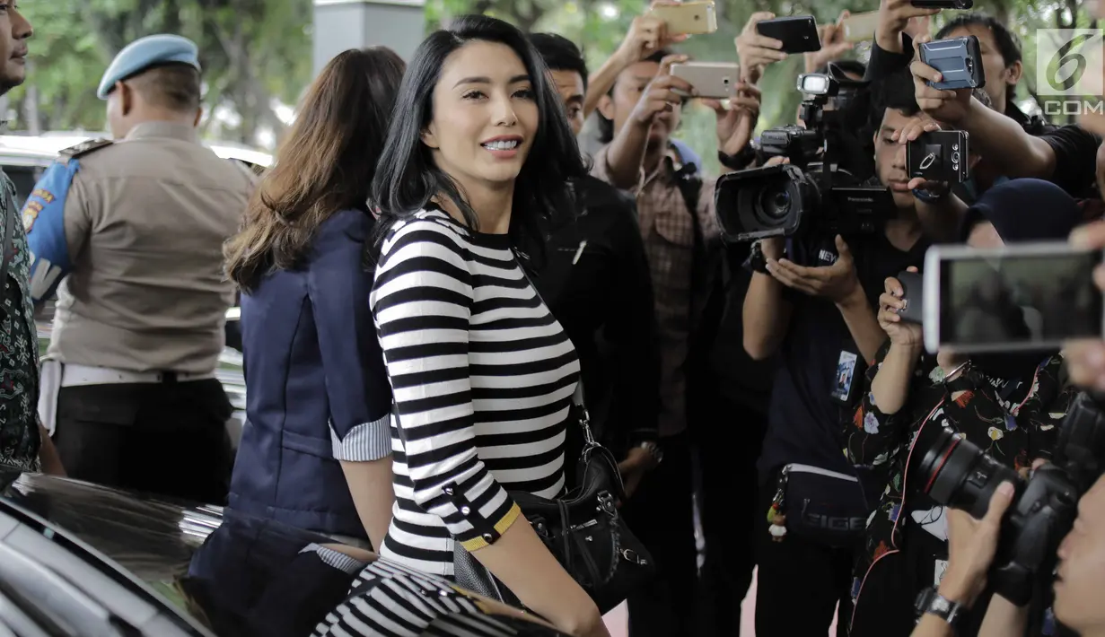 Tyas Mirasih dikerumuni wartawan saat tiba di SPKT Polda Metro Jaya, Jakarta, Rabu (21/3). Sebelumnya diberitakan, seorang perempuan paruh baya bernama Maryke Harris Pohu menuding Tyas telah membawa cucu perempuannya. (Liputan6.com/Faizal Fanani)