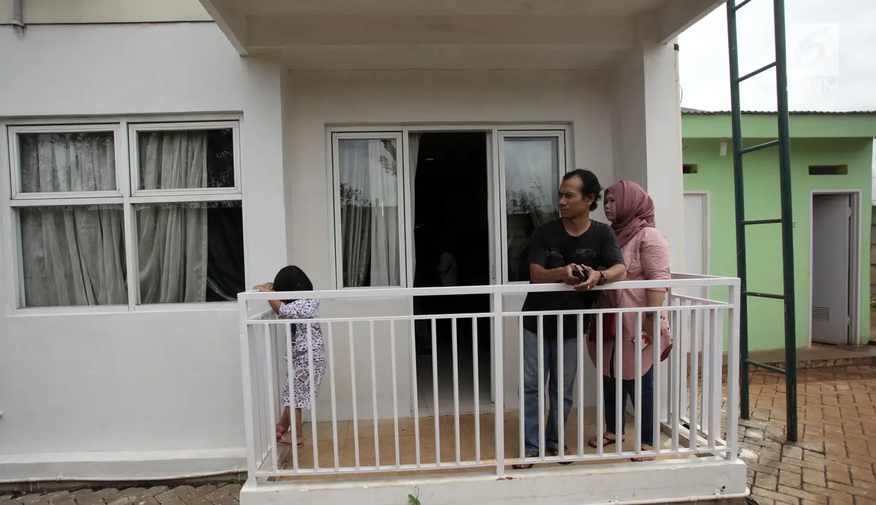 Warga berada di balkon contoh unit rumah DP 0 rupiah di kawasan Klapa Village, Duren Sawit, Jakarta Timur, Senin (22/1). Hunian tersebut akan dibangun dengan dua tipe, yakni tipe 21 dan tipe 36. (Liputan6.com/Arya Manggala)