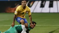 Striker tim nasional Brasil, Gabriel Jesus, mencetak dua gol saat membawa negaranya menang 3-0 atas Cile pada Kualifikasi Piala Dunia 2018 di Sao Paulo, Selasa (10/10/2017). (AFP/Miguel Schincariol)
