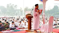 Khatib Salat Istisqa berdoa agar hujan turun di Riau untuk menghilangkan kabut asap hasil Karhutla. (Liputan6.com/M Syukur)