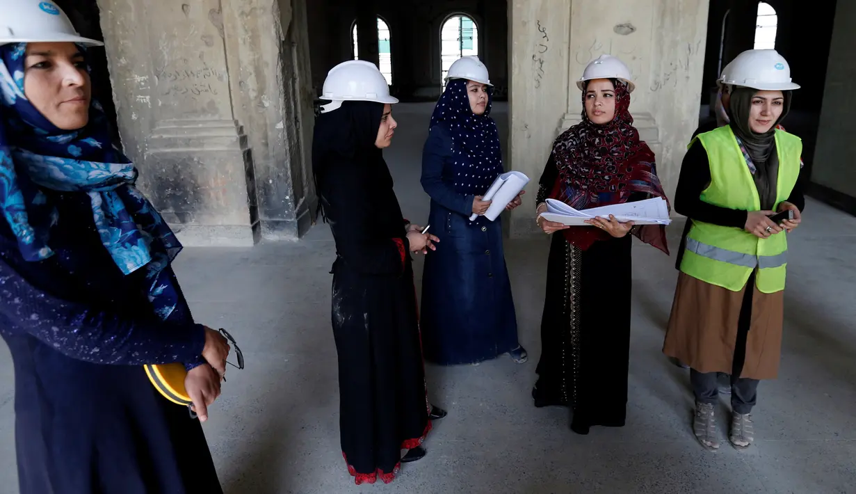 Sejumlah insinyur berhijab Afganistan memperbaiki istana Darul Aman di Kabul, 2 Oktober 2016. Bangunan yang mengadopsi gaya neoklasik Eropa ini seharusnya menjadi pusat parlemen yang direncanakan oleh Raja Amanullah Khan. (REUTERS/Mohammad Ismail)