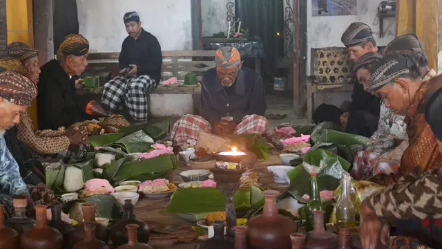 Penganut Islam Kejawen dan penghayat kepercayaan di Desa Kalikudi menggelar ritual Muji Dzikir pada Sadran menjelang Ramadan di Pasemuan Kidul. (Foto: Liputan6.com/Muhamad Ridlo)