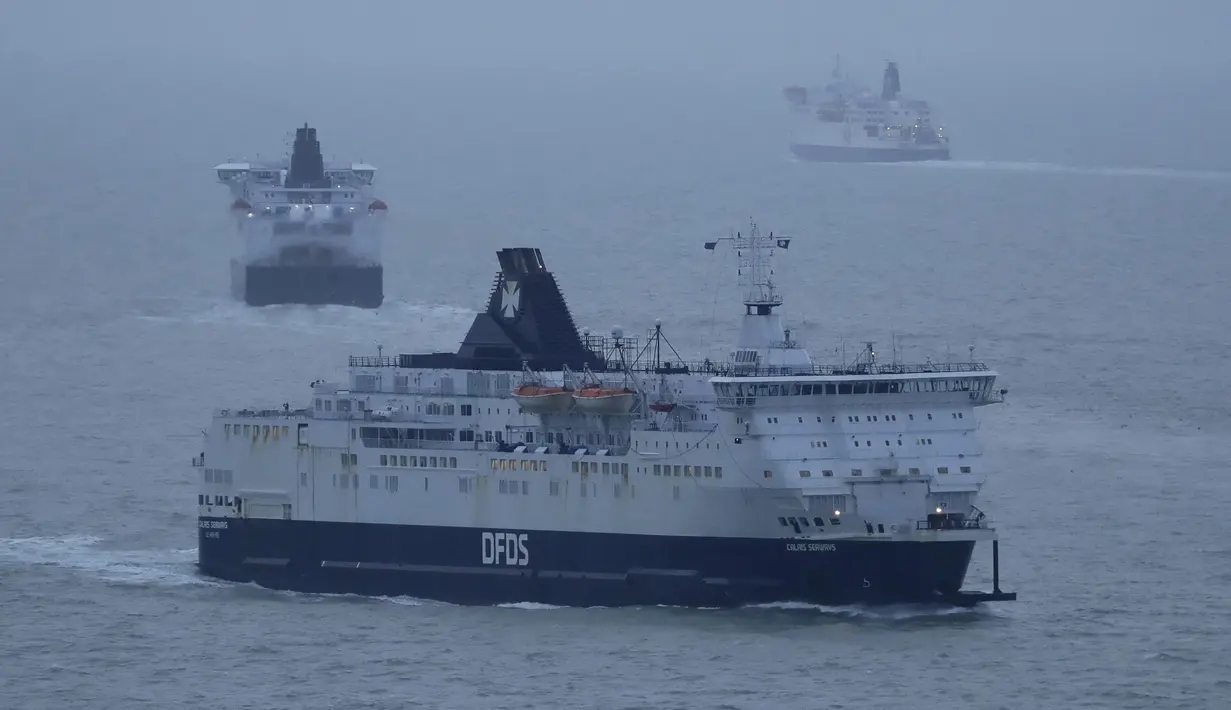 Kapal feri datang dan pergi pada pagi hari setelah Brexit terjadi di Pelabuhan Dover, Inggris, Sabtu, (1/2/2020). Keluarnya Inggris dari Uni Eropa, mengakhiri spekulasi Brexit yang berkembang selama tiga setengah tahun yang gejolak. (AP Photo/Matt Dunham)