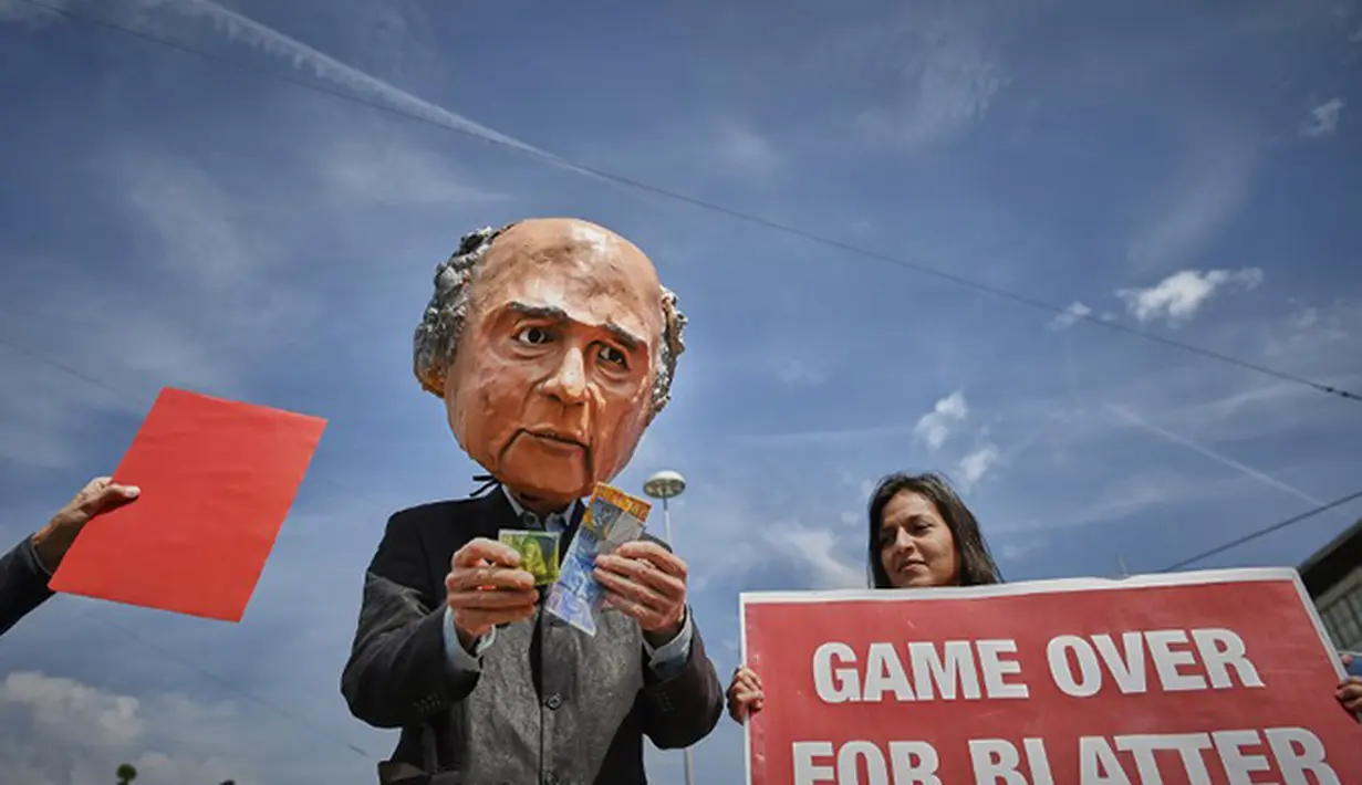 Aksi protes dengan mengenakan topeng Sepp Blatter saat Kongres FIFA di Zurich. (AFP/Michael Buholzer)
