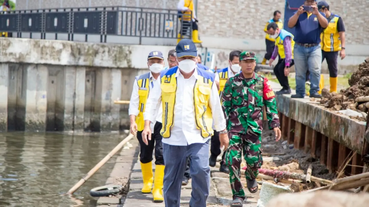 Menteri Pekerjaan Umum dan Perumahan Rakyat (PUPR) Basuki Hadimuljono menyoroti banjir yang masih terus menggenangi Kota Semarang, Jawa Tengah