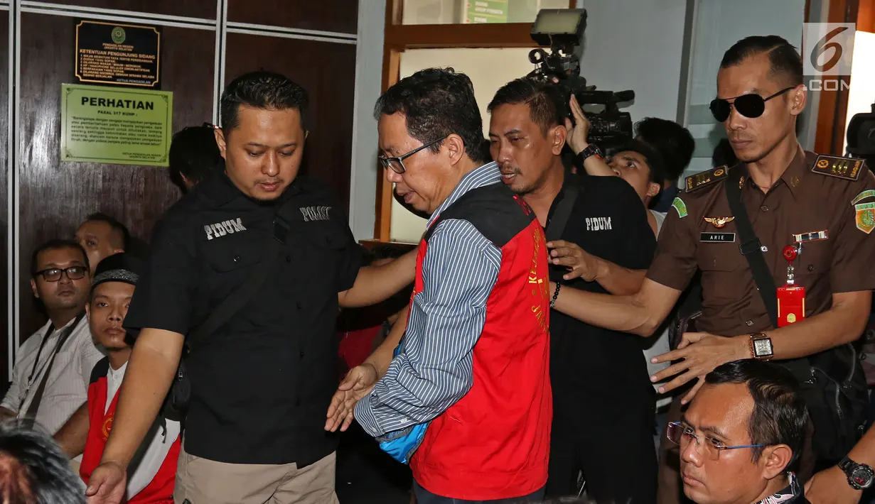 Terdakwa kasus penghancuran barang bukti dugaan pengaturan skor Joko Driyono (tengah) dikawal petugas saat akan menjalani sidang di PN Jakarta Selatan, Jakarta, Kamis (4/7/2019). Jaksa menilai terdakwa terbukti melanggar Pasal 235 jo Pasal 231 dan Pasal 55 ayat 1 ke-1 KUHP. (Liputan6.com/Herman Zakh