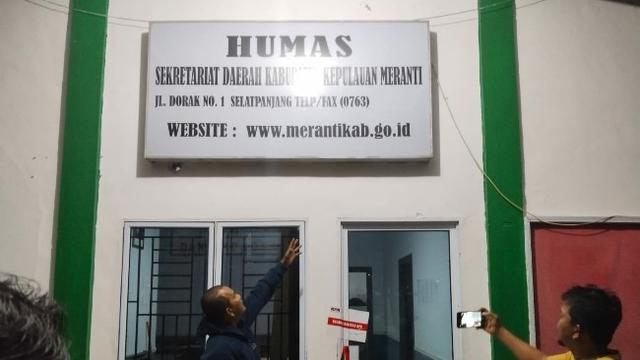 Salah satu ruangan yang disegel KPK setelah menangkap Bupati Kepulauan Meranti Muhammad Adil.