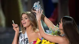 Ekspresi Miss Kolombia, Ariadna Gutierrez saat mahkota dikepalanya akan dicopot oleh Miss Universe 2014 Paulina Vega akibat kesalahan fatal MC yang salah menyebut pemenang Miss Universe 2015 di The AXIS Las Vegas, Minggu (20/12). (AFP PHOTO/Valerie Macon)