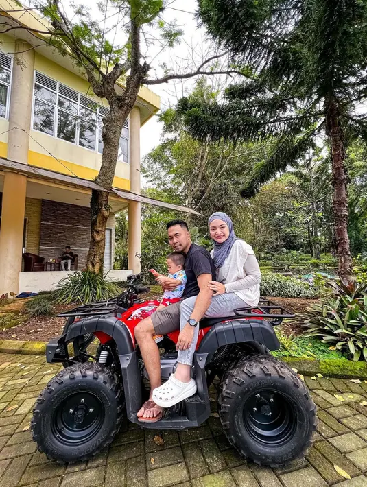 Terlebih, dalam unggahan di media sosial keduanya sering terlihat menggunakan busana senada. Tak hanya itu saja, Faris juga memperlihatkan kedekatannya dengan putra Nathalie dari pernikahannya dengan Sule. (Liputan6.com/IG/@nathalieholscher)