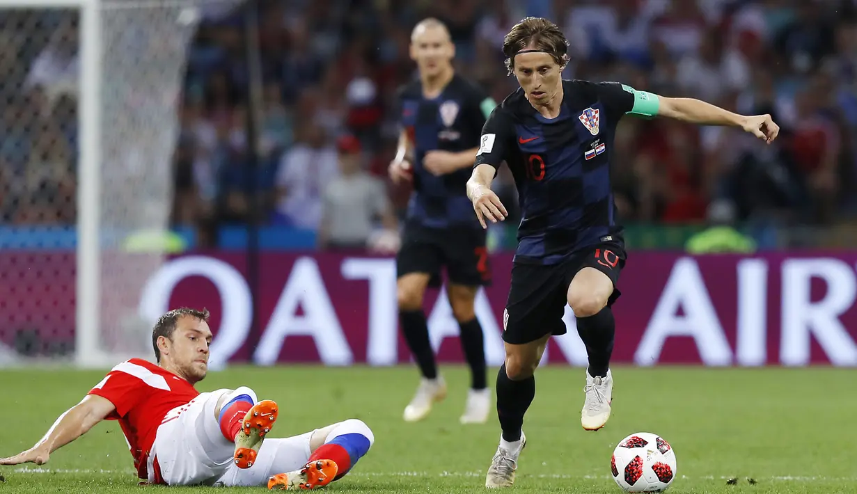 Gelandang Kroasia, Luka Modric, berusaha melewati gelandang Rusia, Artyom Dzyuba, pada laga perempat final Piala Dunia di Stadion Fisht, Sochi, Sabtu (7/7/2018). Kroasia menang 2-2 (4-3) atas Rusia. (AP/Manu Fernandez)