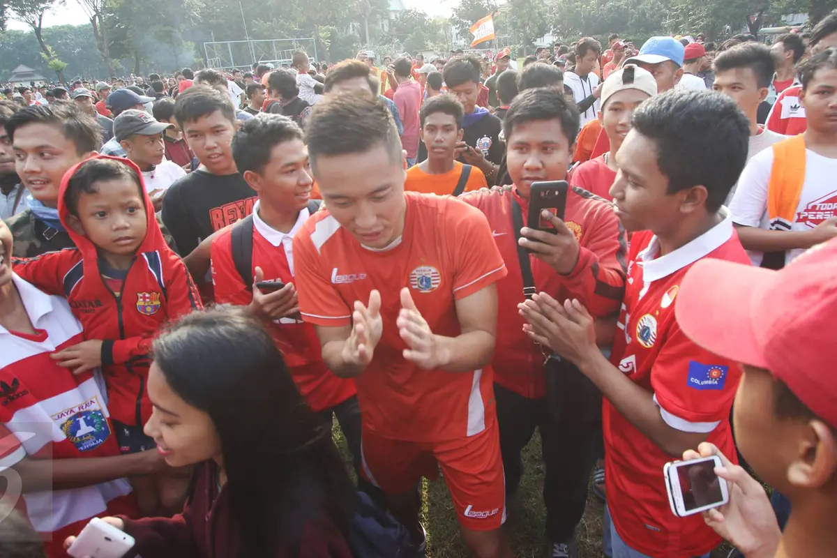 Berlatih di Lapangan Banteng, Pemain Persija Dikerubungi Ratusan The Jakmania