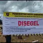 Wali Kota Samarinda, Andi Harun memimpin langsung penyegelan proyek lahan lapangan soccer Voorvo di Samarinda.