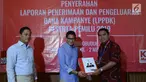 Cawapres nomor urut 02 Sandiaga Uno (tengah) menyerahkan Laporan Penerimaan dan Pengeluaran Dana Kampanye (LPPDK) Pilpres 2019 kepada petugas KPU di Jakarta, Kamis (2/5/2019). Sandiaga menemani Bendahara BPN Prabowo-Sandi, Thomas Djiwandono melaporakan LPPDK. (merdeka.com/Imam Buhori)