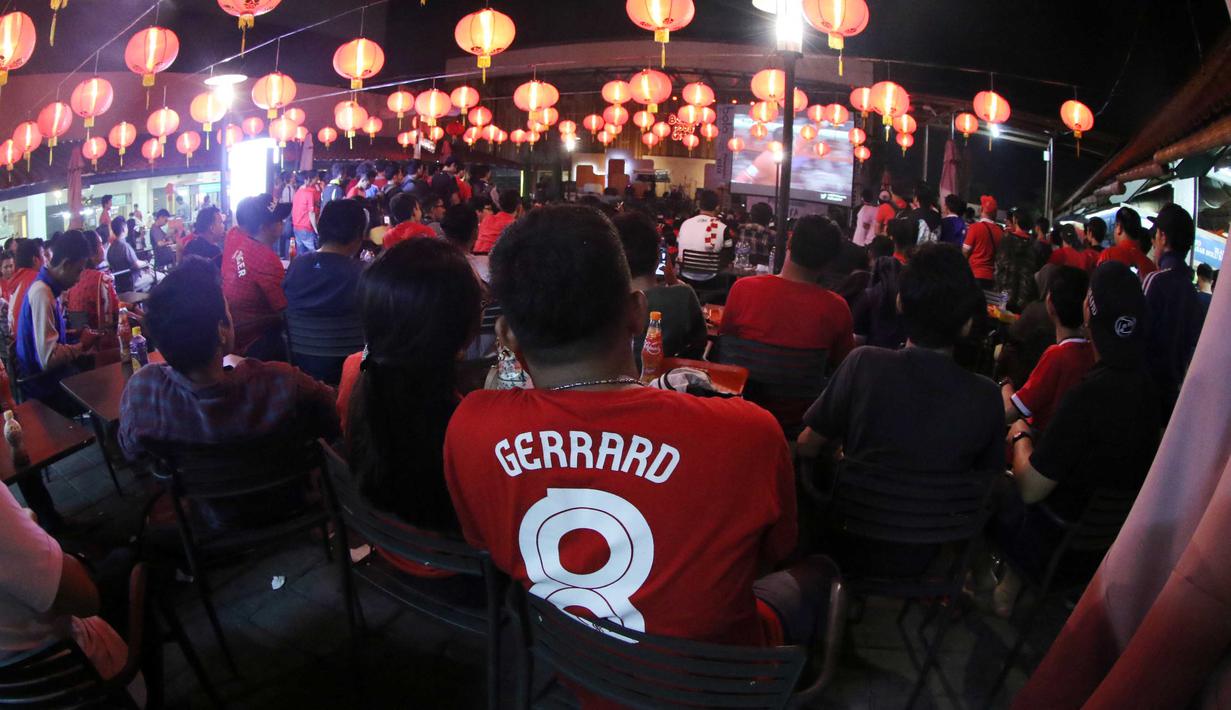 Suporter mengenakan jersey bintang Liverpool, Steven Gerrard saat menyaksikan acara nobar Liga Premier Inggris antara Liverpool vs Manchester United di Mall Sumarecon Bekasi, Jawa Barat, Minggu (17/1/2016). (Bola.com/Nicklas Hanoatubun)