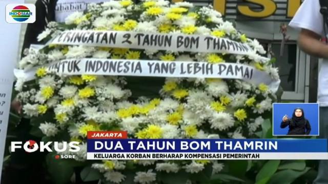 Sejumlah keluarga korban memperingati tragedi bom MH Thamrin dengan menggelar aksi tabur bunga dan doa bersama.