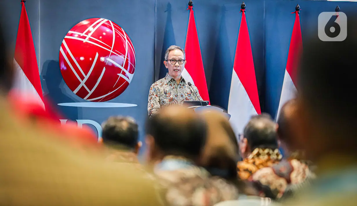 Ketua Dewan Komisioner Otoritas Jasa Keuangan (OJK) Mahendra Siregar saat memberikan sambutan dalam pembukaan perdagangan Bursa Efek Indonesia (BEI) tahun 2024 di Gedung BEI, Jakarta, Selasa (2/1/2024). (Liputan6.com/Faizal Fanani)