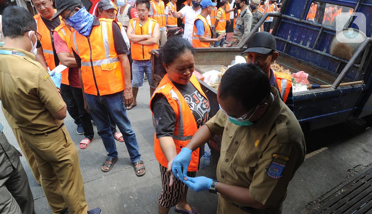 Pelanggar PSBB menjalani rapid test saat razia masker di Pasar Reni, Pamulang, Tangerang Selatan, Banten, Selasa (1/9/2020). Rapid test dilakukan guna mencegah penularan COVID-19. (merdeka.com/Arie Basuki)