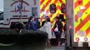 Mobil ambulans didatangkan ke Rolling Oaks Mall, Texas setelah terjadinya baku tembak, Minggu (22/1). Polisi menyatakan, ada dua tersangka yang terlibat perampokan dengan penembakan yang menewaskan satu orang. (AP Photo/Eric Gay)