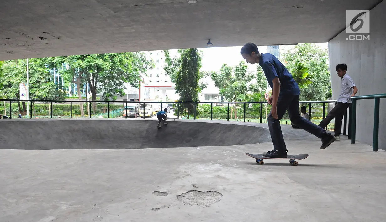 Skater sedang bermain di skaterpark di kolong Flyover Slipi, Jakarta, Selasa (15/1). Skatepark yang diberi nama FO SLIPI SKATEPARK itu belum diresmikan oleh Pemprov DKI Jakarta. (Liputan6.com/Herman Zakharia)