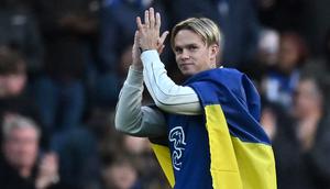 Pemain anyar Chelsea, Mykhailo Mudryk diperkenalkan ke penonton saat jeda babak pertama dalam pertandingan Liga Inggris antara Chelsea melawan Crystal Palace di Stamford Bridge, Sabtu (15/1/2023). Satu-satunya gelar yang diraih Mykhaylo Mudryk adalah ketika memenangi Piala Ukraina, tepatnya pada musim 2018/2019. Akan tetapi, Mykhaylo Mudryk hanya tampil satu kali sepanjang turnamen. (AFP/Ben Stansall)