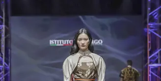 Tampilan profesional etnik lewat blouse peplum batik yang fun dengan bolero dan leather skirt.