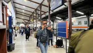 Para penumpang bersiap hendak memasuki kerata api di Staisun Jember (Istimewa)
