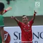 Gelandang Persija, Riko Simanjuntak (kanan) merayakan gol yang dicetak Marko Simic pada laga kedua Semifinal Piala Presiden 2018 melawan PSMS di Stadion Manahan, Solo, Jawa Tengah, Senin (12/2). Persija unggul 1-0. (Liputan6.com/Helmi Fithriansyah)