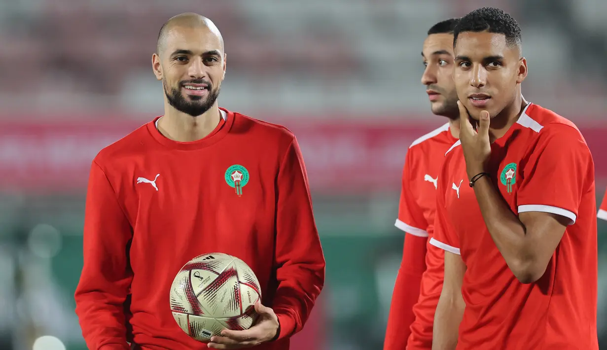 Gelandang Maroko, Sofyan Amrabat (Kiri) dan gelandang Abdelhamid Sabiri mengikuti sesi latihan di Stadion Al Duhail SC di Doha pada 13 Desember 2022. Maroko akan bertanding melawan Prancis dalam pertandingan semifinal Piala Dunia 2022 di Stadion Al Bayt, Al Khor, Kamis (15/12/2022) pukul 02.00 WIB. (AFP/Karim Jaafar)