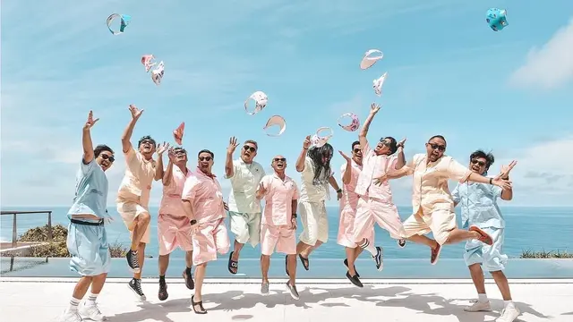 The Prediksi jadi baby sitter (Instagram @theprediksi_)