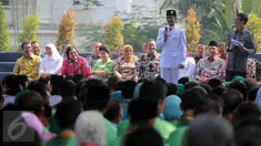 Presiden Jokowi (kiri) saat berbincang dengan salah satu anggota Paskibraka di halaman belakang Istana Bogor,  Selasa (18/8/2015). Silaturahmi ini berkaitan peringatan kemerdekaan HUT RI ke-70 di Istana Merdeka Jakarta. (Liputan6.com/Faizal Fanani)