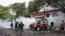 Aksi unjuk rasa warga di Pati, Jawa Tengah pada 13 Agustus 2025 berujung ricuh. Untuk mengurai kericuhan, pihak kepolisian terpaksa menyemprotkan water cannon dan menembakkan gas air mata. (Foto: AFP)