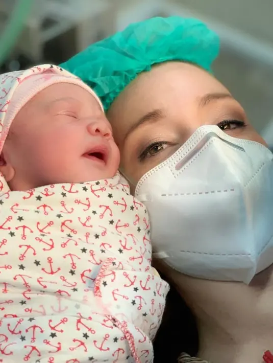 "Untuk asisten kami nggak ada. Kebetulan istri saya di sana nggak ada namanya pakai asisten. Dia nggak mau pakai baby sitter," ujar Randy Panglila saat ditemui di RSIA Bunda, Jakarta Pusat, Jumat (26/3/2021). (Instagram/randpunk)