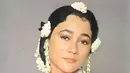 <p>Suzzanna&nbsp; dikenal memiliki ciri khas mengenakan melati, seperti foto ini memadukan kebaya putih dengan aksesori melati di lengan dan sanggul rambutnya.&nbsp;[@suzzannaofficial]</p>