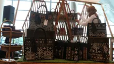 Pengunjung melihat produk lokal saat Festival UMKM di JIExpo Kemayoran, Jakarta, Sabtu (19/8/2023). (Liputan6.com/Angga Yuniar)