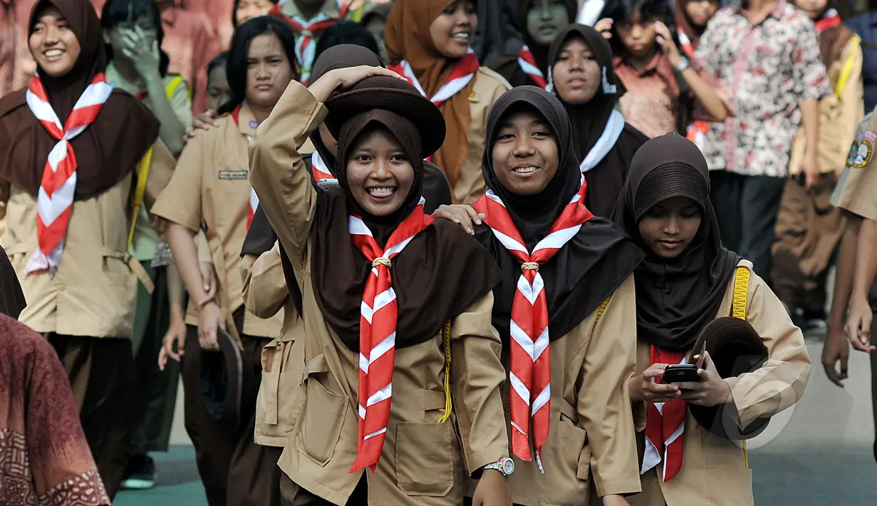 Sejumlah siswa seusai mengikuti upacara memperingati Hari Pendidikan Nasional di Kemendikbud, Jakarta, Sabtu (2/5/2015). Peringatan tersebut mengangkat tema 'Gerakan Pencerdasan dan Penumbuhan Generasi Berkarakter Pancasila'. (Liputan6.com/Johan Tallo)