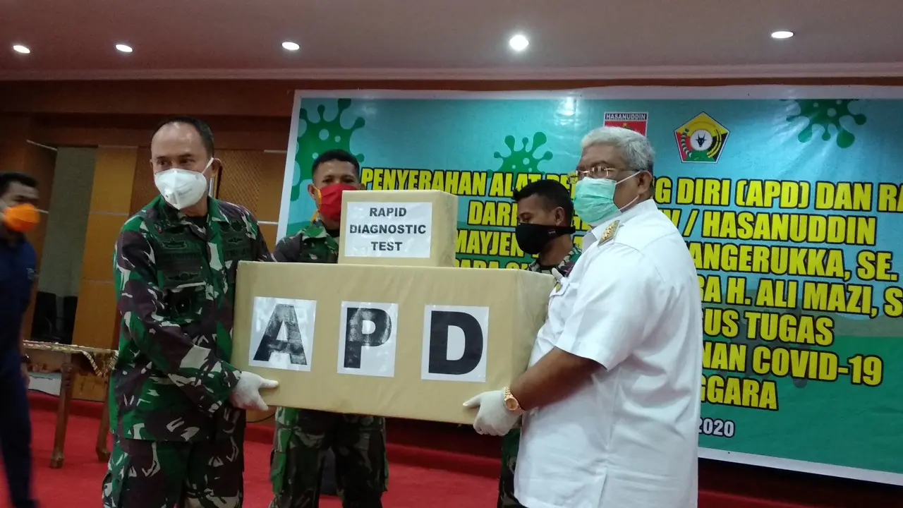 Saat Pandemi Corona Covid-19, Pangdam XIV Hasanuddin Mayjen TNI Andi Sumangerukka memberikan bantuan APD kepada Pemprov Sultra, Rabu (8/3/2020).(Liputan6.com/Ahmad Akbar Fua)
