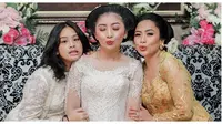 6 Potret Kebersamaan Feni Rose dan Kedua Putrinya, Bak Kakak Adik