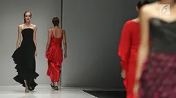 Model membawakan busana karya Jeffry Tan yang berkolaborasi dengan shampo Serasoft di JFW 2018 di Senayan City, Jakarta, Selasa (25/10). Rancangan ini terinspirasi dari kehidupan perempuan modern pada musim panas di New York.(Liputan6.com/Herman Zakharia)