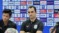 Pelatih PSIS Semarang, Gilbert Agius, saat memberikan konferensi pers pertamanya seusai pertandingan melawan Persita Tangerang pada pekan ke-27 kompetisi BRI Liga 1 2022/2023 di Stadion Maguwoharjo, Sleman, Sabtu (25/2/2023). (Bola.com/Radifa Arsa)